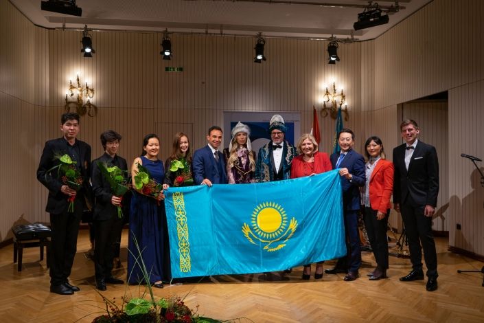 Alma Ethno Jazz Quartett, Christof Garz (Kärnten Solar), Julia und Christof Weissenseer, Maria-Luise Mathiaschitz, Kasachstans Botschafter Kairat Sarybay, Matthias Nadrag (Kärnten Solar)