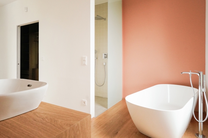 Modernes Bad mit Waschbecken und roséfarbener Wandgestaltung