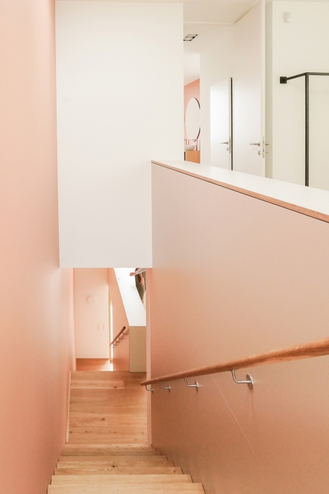 Stilvolle Treppe mit roséfarbenem Wandakzent
