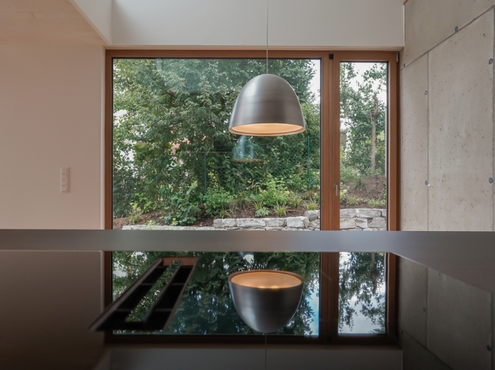 Essbereich mit bodentiefem Fenster und Blick ins Grüne