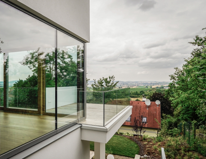 Panoramablick von moderner Glasfassade ins Grüne