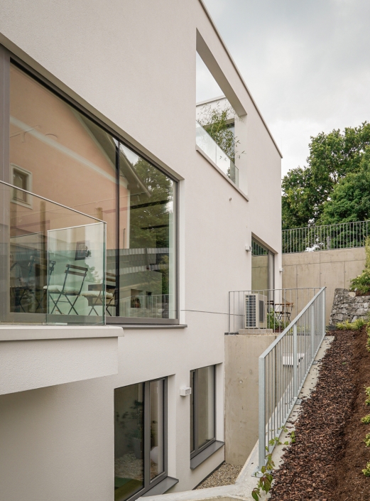 Wohnhaus mit großzügigen Glasflächen und Balkon