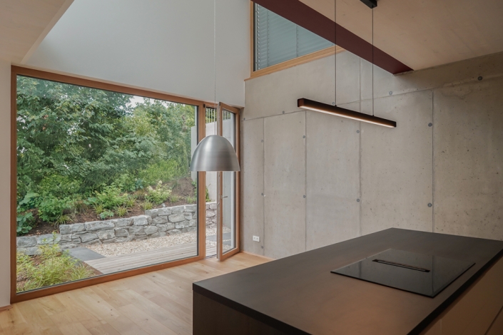 Innenraum mit großer Fensterfront und moderner Beleuchtung