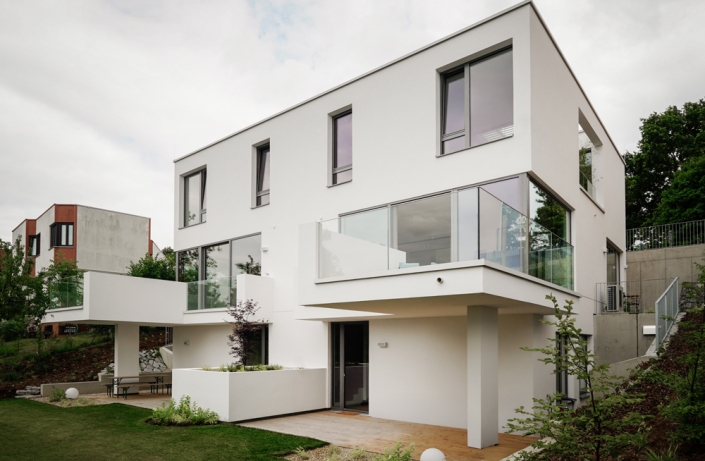 Modernes Wohnhaus mit weißer Fassade und großen Glasfronten