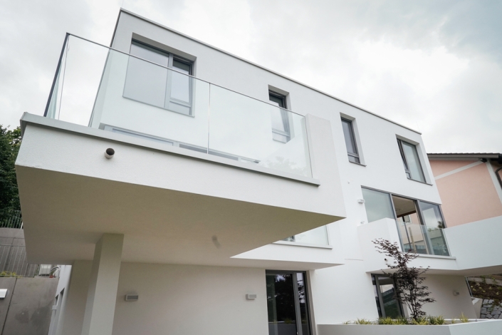 Zeitgenössisches Stadthaus mit Glasbalkon